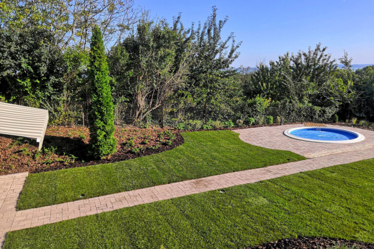 Füvesítés gyeptéglával - Lovas